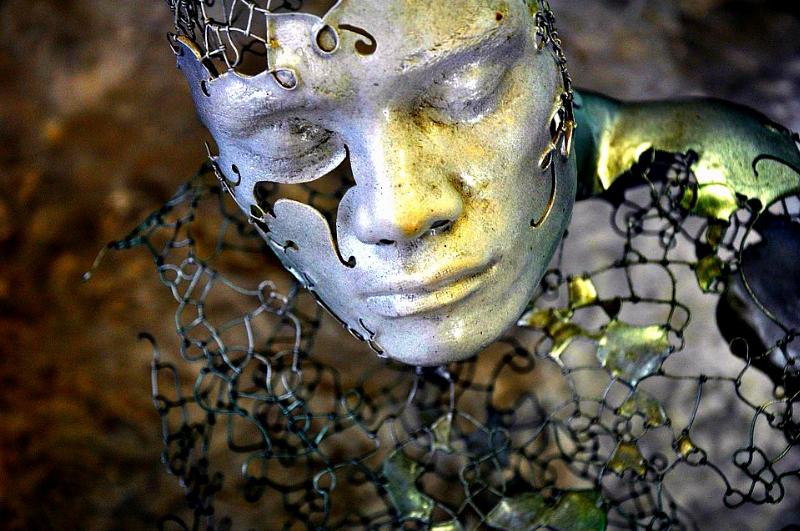 Détail anatomique de la Pietà de Michel-Ange, montrant la perfection du corps du Christ sculpté dans le marbre blanc.